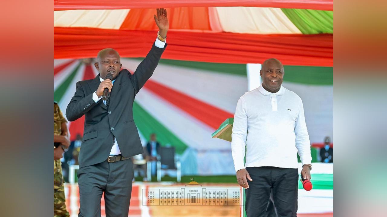 Ndayishimiye Présente le Nouvel Administrateur de Bugendana Ndayishimiye Présente le Nouvel Administrateur de Bugendana