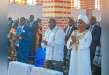 Couple Présidentiel Participe à la Prière à Gitongo Couple Présidentiel Participe à la Prière à Gitongo