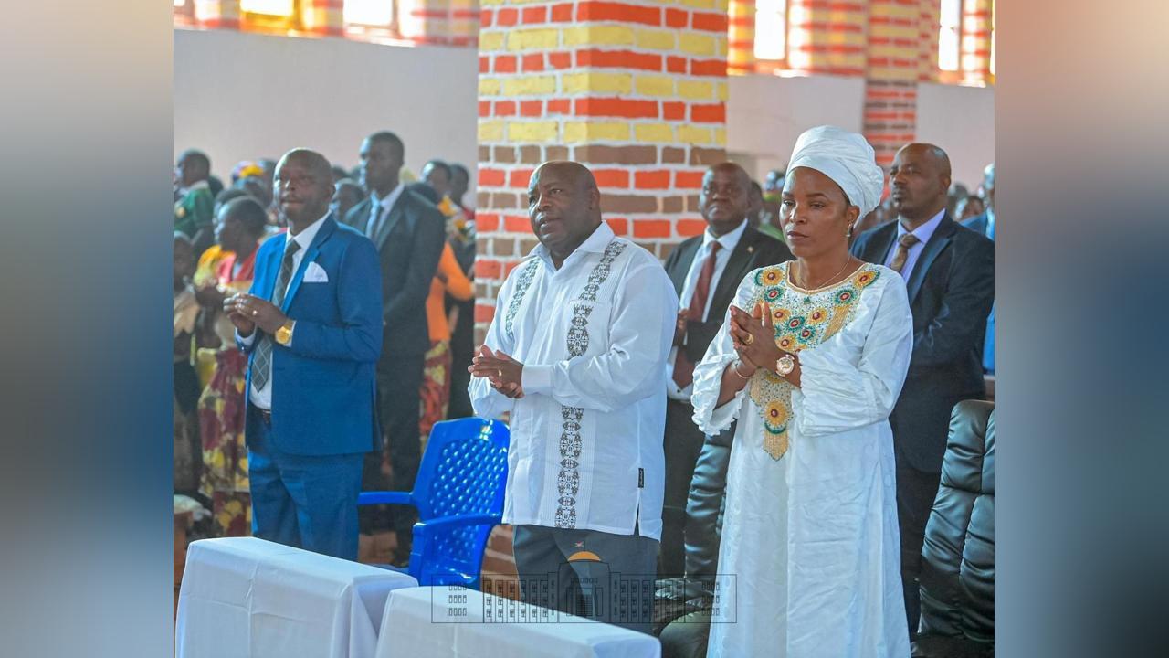 Couple Présidentiel Participe à la Prière à Gitongo Couple Présidentiel Participe à la Prière à Gitongo
