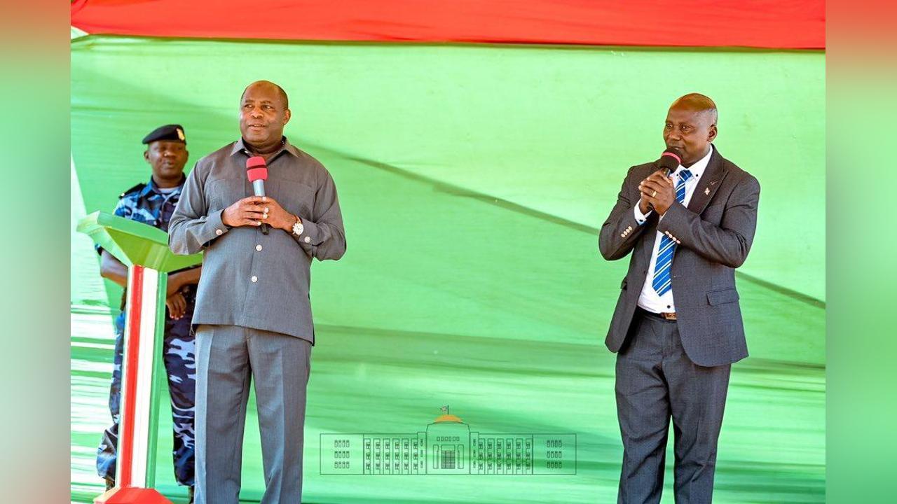 Ndayishimiye Présente le Nouvel Administrateur de Gisuru Ndayishimiye Présente le Nouvel Administrateur de Gisuru