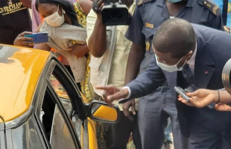Cameroun - Lutte contre le Coronavirus: Le ministre des Transports, Jean Ernest Ngalle Bibehe, retire le permis de conduire d’un conducteur pour défaut de port du masque de protection Cameroun - Lutte contre le Coronavirus: Le ministre des Transports, Jean Ernest Ngalle Bibehe, retire le permis de conduire d’un conducteur pour défaut de port du masque de protection