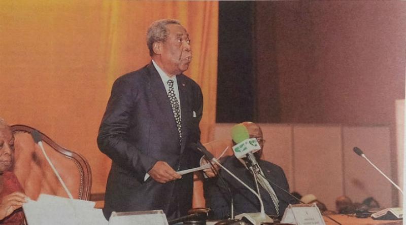 Cameroun - Parlement: Malgré son état grabataire, Marcel Niat Njifenji a été réélu président du Senat Cameroun - Parlement: Malgré son état grabataire, Marcel Niat Njifenji a été réélu président du Senat