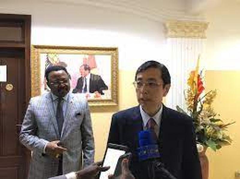 Cameroun - Coopération: L’ambassadeur du Japon au Cameroun Tsutomu Osawa offre 167 livres à l’Institut des Relations Internationales du Cameroun pour une meilleure connaissance de son pays Cameroun - Coopération: L’ambassadeur du Japon au Cameroun Tsutomu Osawa offre 167 livres à l’Institut des Relations Internationales du Cameroun pour une meilleure connaissance de son pays