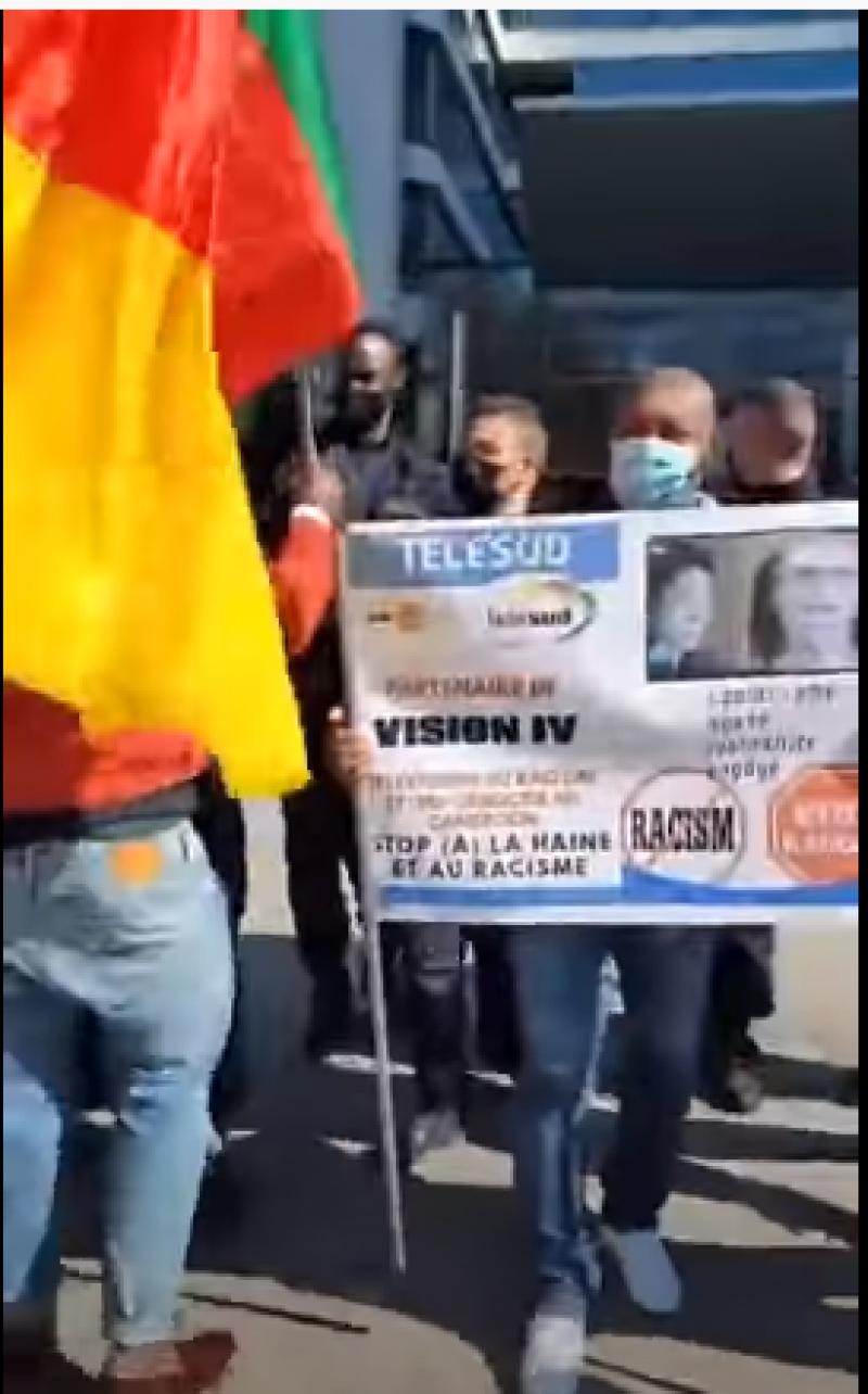 Cameroun/France - Protestation: En soutien à J.Remy Ngono, l’association «Les fourmis magnans» manifeste devant le siège de Canal+ pour exiger le retrait de Vision 4 de l’un de ses bouquets satellitaires Cameroun/France - Protestation: En soutien à J.Remy Ngono, l’association «Les fourmis magnans» manifeste devant le siège de Canal+ pour exiger le retrait de Vision 4 de l’un de ses bouquets satellitaires