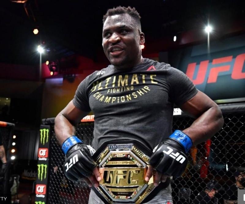 Cameroun - Célébration: Le Combattant Francis Ngannou en route pour son pays natal avec sa ceinture de champion du Monde MMA catégorie poids lourds Cameroun - Célébration: Le Combattant Francis Ngannou en route pour son pays natal avec sa ceinture de champion du Monde MMA catégorie poids lourds