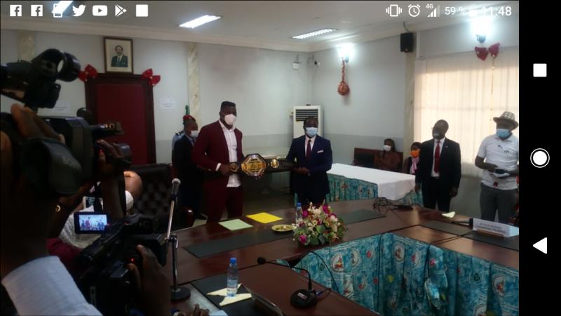 Cameroun - Reconnaissance: Francis Ngannou, Champion du monde poids lourds de MMA, présente sa ceinture au ministre des Sports Cameroun - Reconnaissance: Francis Ngannou, Champion du monde poids lourds de MMA, présente sa ceinture au ministre des Sports