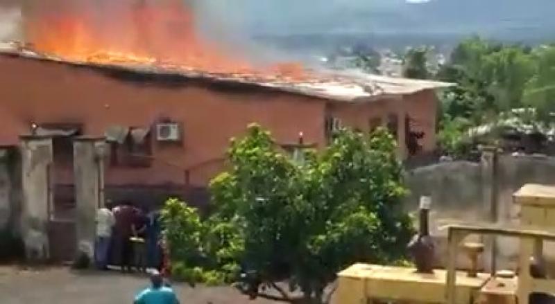 Cameroun - Ouest: A Foumbot, la population met le feu au tribunal de première instance suite à la mort d’un détenu Cameroun - Ouest: A Foumbot, la population met le feu au tribunal de première instance suite à la mort d’un détenu