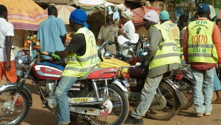 Le sous-préfet de la commune d’arrondissement de Yaoundé 1er sensibilise les motos taximen Le sous-préfet de la commune d’arrondissement de Yaoundé 1er sensibilise les motos taximen
