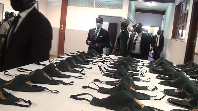 Cameroun - Port d’effets militaires par les civils: Le ministre de la Défense Joseph Beti Assomo rappelle que «les masques du MINDEF ou de la Gendarmerie sont gracieusement destinés aux seuls personnels militaires» Cameroun - Port d’effets militaires par les civils: Le ministre de la Défense Joseph Beti Assomo rappelle que «les masques du MINDEF ou de la Gendarmerie sont gracieusement destinés aux seuls personnels militaires»
