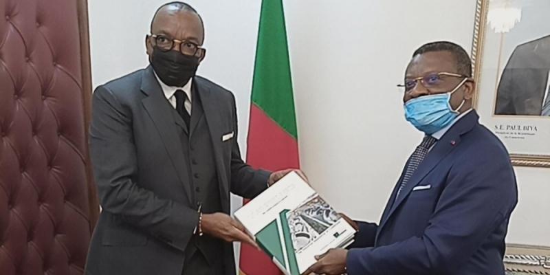 Cameroun – Crise anglophone : Le Premier ministre, Joseph Dion Ngute, se rend à Douala pour demander au patronat de participer à l’effort de guerre pour la reconstruction des Régions du Nord-Ouest et Sud-Ouest. Cameroun – Crise anglophone : Le Premier ministre, Joseph Dion Ngute, se rend à Douala pour demander au patronat de participer à l’effort de guerre pour la reconstruction des Régions du Nord-Ouest et Sud-Ouest.