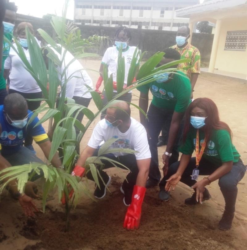 Initiative: Nestlé Cameroun plante 200 arbres dans six lycées et collèges de Douala 4 pour protéger l’environnement Initiative: Nestlé Cameroun plante 200 arbres dans six lycées et collèges de Douala 4 pour protéger l’environnement