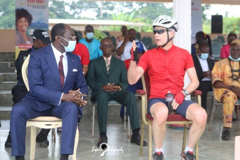 Randonnée cycliste du Sud: Le Ministre des Sports Narcisse Mouelle Kombi présent à l’arrivée des cyclistes à Sangmélima Randonnée cycliste du Sud: Le Ministre des Sports Narcisse Mouelle Kombi présent à l’arrivée des cyclistes à Sangmélima