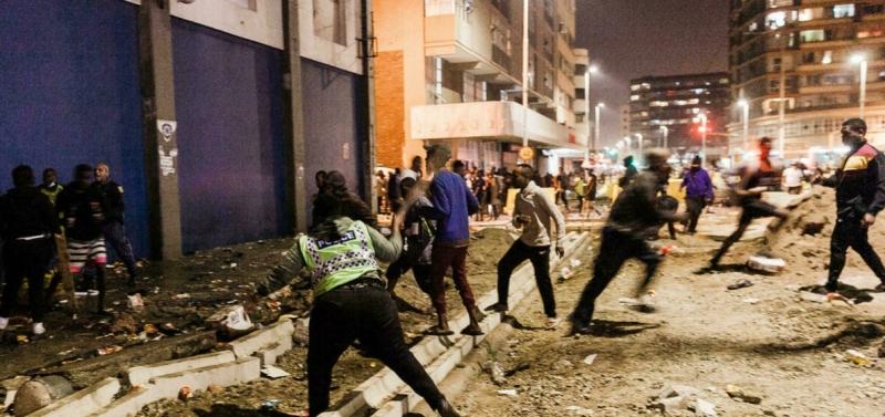 Afrique Du Sud - Insécurité: L'incarcération de Jacob Zuma entraîne une vague de violences qui a déjà fait 72 morts et plusieurs blessés Afrique Du Sud - Insécurité: L'incarcération de Jacob Zuma entraîne une vague de violences qui a déjà fait 72 morts et plusieurs blessés