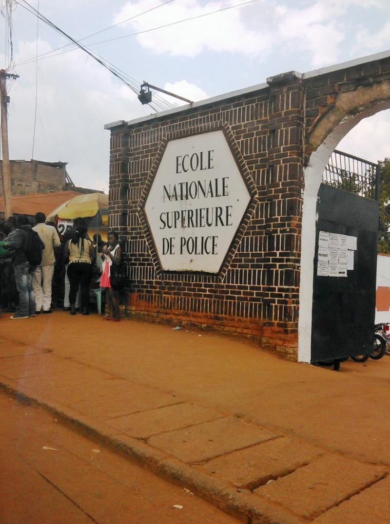 Cameroun – Crise anglophone : Honneurs militaires ce vendredi 6 août 2021 aux 5 policiers assassinés en juillet 2021 au Nord-Ouest. Cameroun – Crise anglophone : Honneurs militaires ce vendredi 6 août 2021 aux 5 policiers assassinés en juillet 2021 au Nord-Ouest.