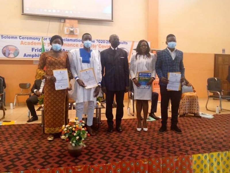 Cameroun – Fin d’année académique : L’Université de Dschang prime les meilleurs étudiants et dévoile sa première cuvée des ingénieurs de conception Cameroun – Fin d’année académique : L’Université de Dschang prime les meilleurs étudiants et dévoile sa première cuvée des ingénieurs de conception
