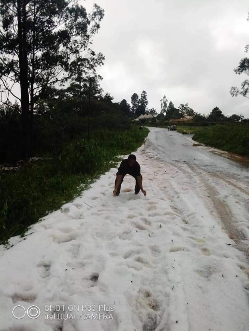 Cameroun – Changement climatique : La neige tombe à Bana (Ouest) et suscite la curiosité chez les populations (vidéo) Cameroun – Changement climatique : La neige tombe à Bana (Ouest) et suscite la curiosité chez les populations (vidéo)