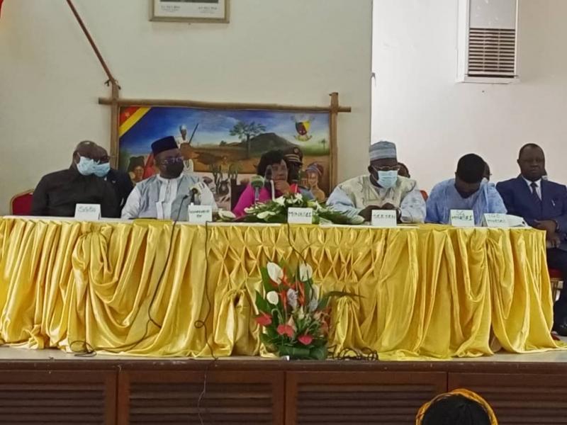 Cameroun – Polémique autour des frais d’APEE : La ministre des enseignements secondaires impose un taux maximal de 25 000 FCFA par élève Cameroun – Polémique autour des frais d’APEE : La ministre des enseignements secondaires impose un taux maximal de 25 000 FCFA par élève