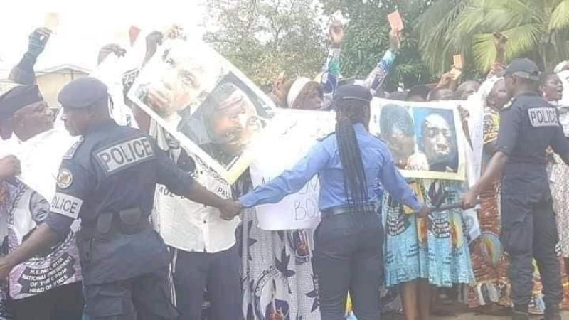 Violences électorales : Des militants du RDPC manifestent contre le sénateur Grégoire Mba Mba à Kribi Violences électorales : Des militants du RDPC manifestent contre le sénateur Grégoire Mba Mba à Kribi