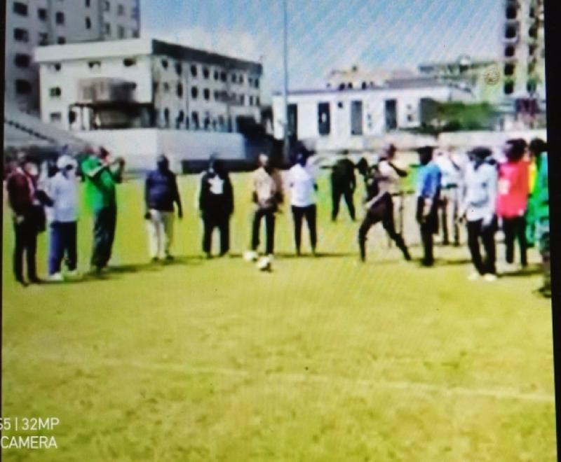 Cameroun: Diouf a manqué un nouveau penalty contre Alioum Boukar pendant la visite des infrastructures de la CAN 2021 à Douala. Cameroun: Diouf a manqué un nouveau penalty contre Alioum Boukar pendant la visite des infrastructures de la CAN 2021 à Douala.
