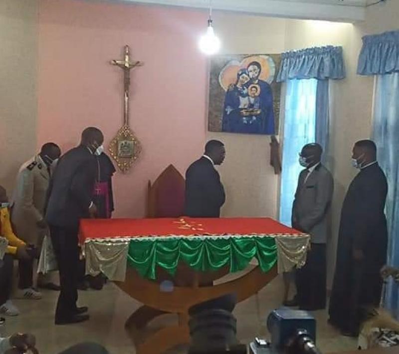 Compassion : Le SGPR, Ferdinand Ngoh Ngoh, en visite dans la famille de la jeune écolière Carolaise Enondiale, tuée par balle à Buea le 14 octobre 2021 Compassion : Le SGPR, Ferdinand Ngoh Ngoh, en visite dans la famille de la jeune écolière Carolaise Enondiale, tuée par balle à Buea le 14 octobre 2021
