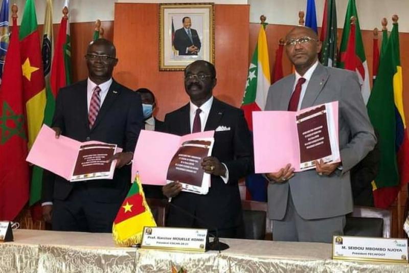 Football : Le Cameroun a scellé définitivement l’organisation de la « CAN Total Energies Cameroun 2021 » par la signature de l’Accord-cadre avec la CAF ce jour à Yaoundé Football : Le Cameroun a scellé définitivement l’organisation de la « CAN Total Energies Cameroun 2021 » par la signature de l’Accord-cadre avec la CAF ce jour à Yaoundé