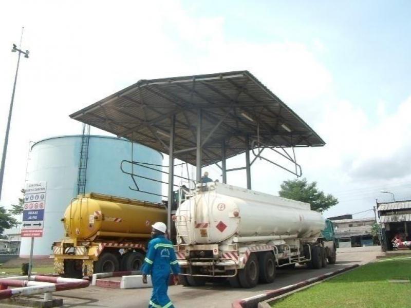 Coopération: La question de la fraude et de la contrebande pétrolière au cœur des échanges entre le ministre camerounais de l’Eau et de l’Energie, Gaston Eloundou Essomba, et son homologue centrafricain chargé du Développement de l’énergie et des Ressources hydrauliques, Arthur Bertrand Piri Coopération: La question de la fraude et de la contrebande pétrolière au cœur des échanges entre le ministre camerounais de l’Eau et de l’Energie, Gaston Eloundou Essomba, et son homologue centrafricain chargé du Développement de l’énergie et des Ressources hydrauliques, Arthur Bertrand Piri