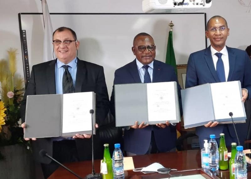 Cameroun : Un protocole d’accord lie désormais les Douanes et Kiwipays à Bolloré Transport & Logistics pour développer le commerce électronique. Cameroun : Un protocole d’accord lie désormais les Douanes et Kiwipays à Bolloré Transport & Logistics pour développer le commerce électronique.