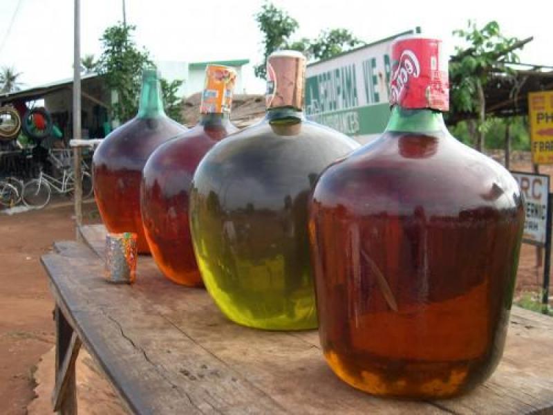 Contrebande : Le carburant frelaté communément appelé « zoa zoa » refait surface à Douala (Littoral) Contrebande : Le carburant frelaté communément appelé « zoa zoa » refait surface à Douala (Littoral)