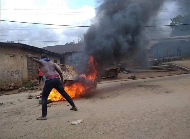 Crise anglophone : Manifestations anti-policières à Bamenda (Nord-Ouest) suite à la tuerie d’une jeune écolière de 7 ans (vidéo) Crise anglophone : Manifestations anti-policières à Bamenda (Nord-Ouest) suite à la tuerie d’une jeune écolière de 7 ans (vidéo)