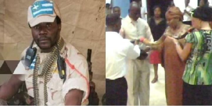 PROPHETIE: quand un pasteur américain remit la 'CLÉ' de la lutte Field Marshall en 2009 à Yaoundé PROPHETIE: quand un pasteur américain remit la 'CLÉ' de la lutte Field Marshall en 2009 à Yaoundé