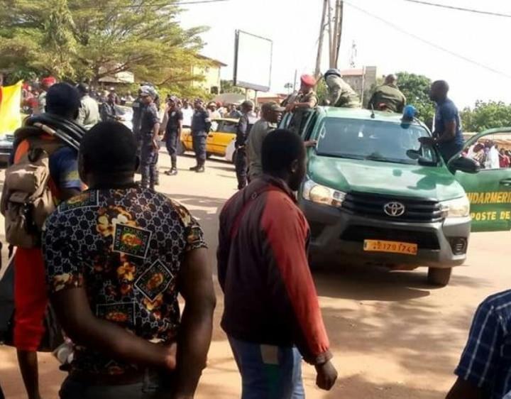 Douala : un gendarme moleste copieusement une femme à Bépanda Douala : un gendarme moleste copieusement une femme à Bépanda