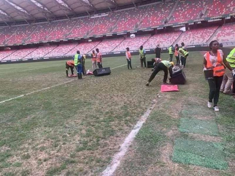 CAN Cameroun 2021 : La dégradation de la pelouse du stade de Douala Japoma contraint la CAF à délocaliser certains matches. CAN Cameroun 2021 : La dégradation de la pelouse du stade de Douala Japoma contraint la CAF à délocaliser certains matches.