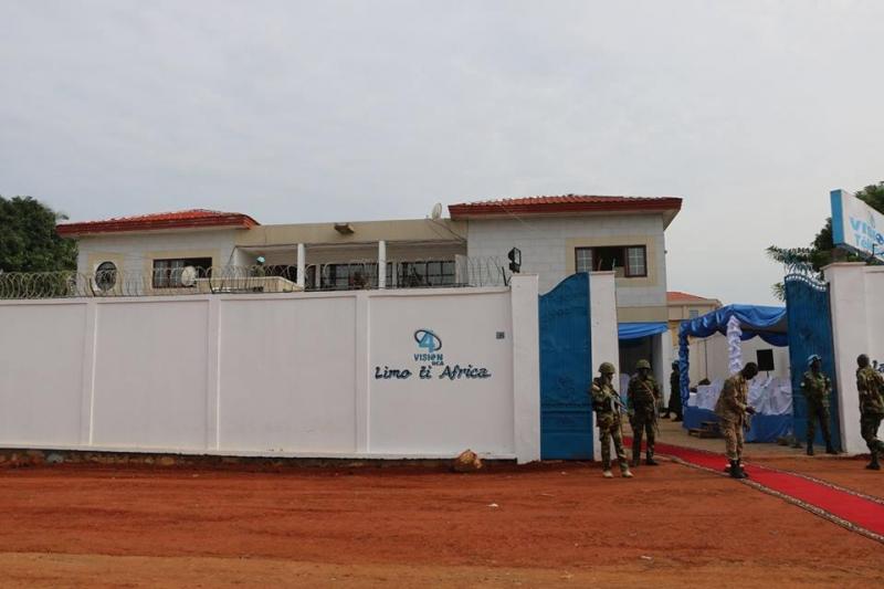 Médias : Le Gouvernement centrafricain prononce la fermeture de la chaîne de télévision « Vision 4 RCA » de l’homme d’affaire camerounais Jean-Pierre Amougou Belinga Médias : Le Gouvernement centrafricain prononce la fermeture de la chaîne de télévision « Vision 4 RCA » de l’homme d’affaire camerounais Jean-Pierre Amougou Belinga