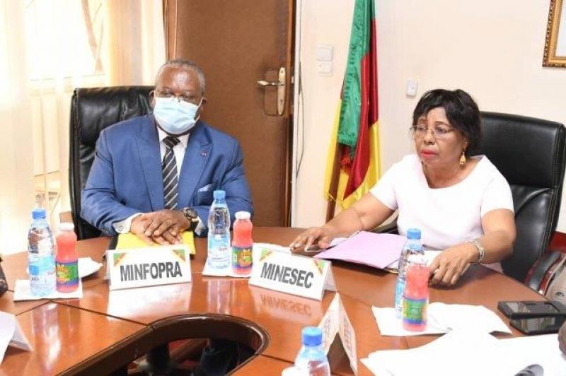Initiative: Les ministres Joseph Le et Nalova Lyonga créent un groupe de travail pour faciliter le traitement des dossiers des enseignants à la Fonction publique Initiative: Les ministres Joseph Le et Nalova Lyonga créent un groupe de travail pour faciliter le traitement des dossiers des enseignants à la Fonction publique
