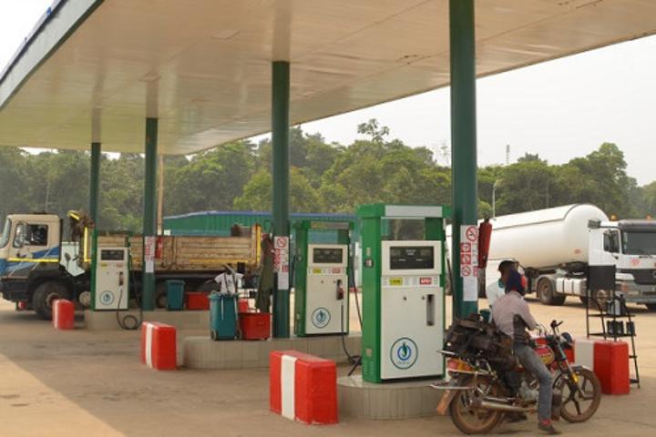 Produits pétroliers : le Cameroun baisse les tarifs douaniers à l’import pour éviter la hausse des prix à la pompe Produits pétroliers : le Cameroun baisse les tarifs douaniers à l’import pour éviter la hausse des prix à la pompe