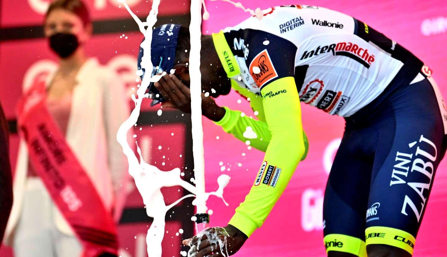 Biniam Girmay blessé à l'oeil par un bouchon de Prosesco après sa victoire sur le Giro et contraint à l'abandon Biniam Girmay blessé à l'oeil par un bouchon de Prosesco après sa victoire sur le Giro et contraint à l'abandon