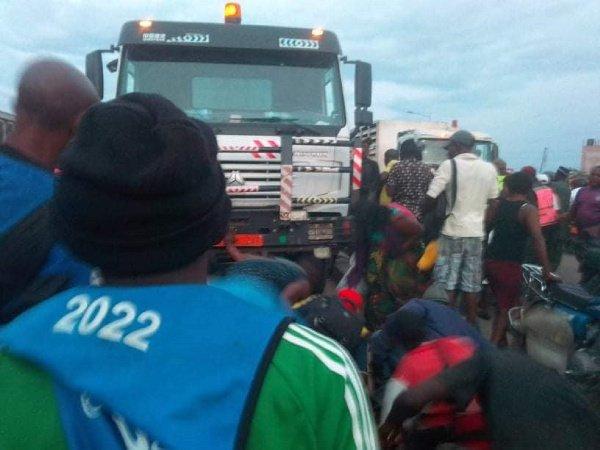 Ndogpassi : le chauffeur d'un camion prend la fuite après avoir mortellement écrasé une femme et broyé la jambe d'un bensikineur Ndogpassi : le chauffeur d'un camion prend la fuite après avoir mortellement écrasé une femme et broyé la jambe d'un bensikineur