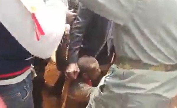 Yaoundé : fatigué de voir le même voleur tous les jours, les gendarmes le remettent à la population pour le battre Yaoundé : fatigué de voir le même voleur tous les jours, les gendarmes le remettent à la population pour le battre