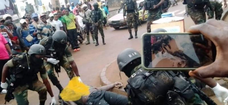 Crise anglophone : L’armée expose la dépouille du chef rebelle séparatiste Field Marshall dans les rues de Kumba (Sud-Ouest) Crise anglophone : L’armée expose la dépouille du chef rebelle séparatiste Field Marshall dans les rues de Kumba (Sud-Ouest)