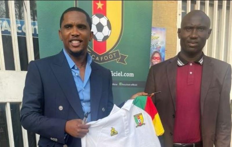 Football: Samuel Eto’o Fils honore un arbitre pour avoir sauvé la vie d’un joueur en détresse durant un match à Foumbot (Ouest) Football: Samuel Eto’o Fils honore un arbitre pour avoir sauvé la vie d’un joueur en détresse durant un match à Foumbot (Ouest)