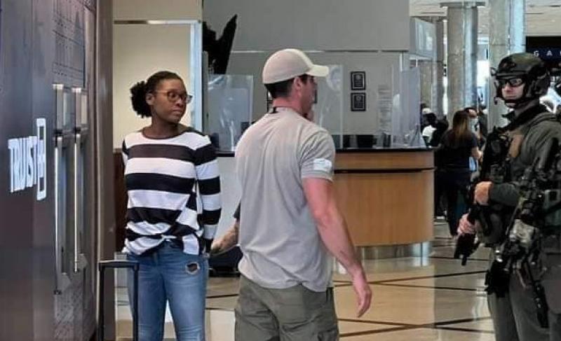 USA: Raissa KENGNE, américaine d'origine camerounaise vivant à Atlanta aux États-Unis, aux arrêts après avoir ouvert le feu sur 3 personnes. 2 sont mortes et la 3ème grièvement blessée. USA: Raissa KENGNE, américaine d'origine camerounaise vivant à Atlanta aux États-Unis, aux arrêts après avoir ouvert le feu sur 3 personnes. 2 sont mortes et la 3ème grièvement blessée.