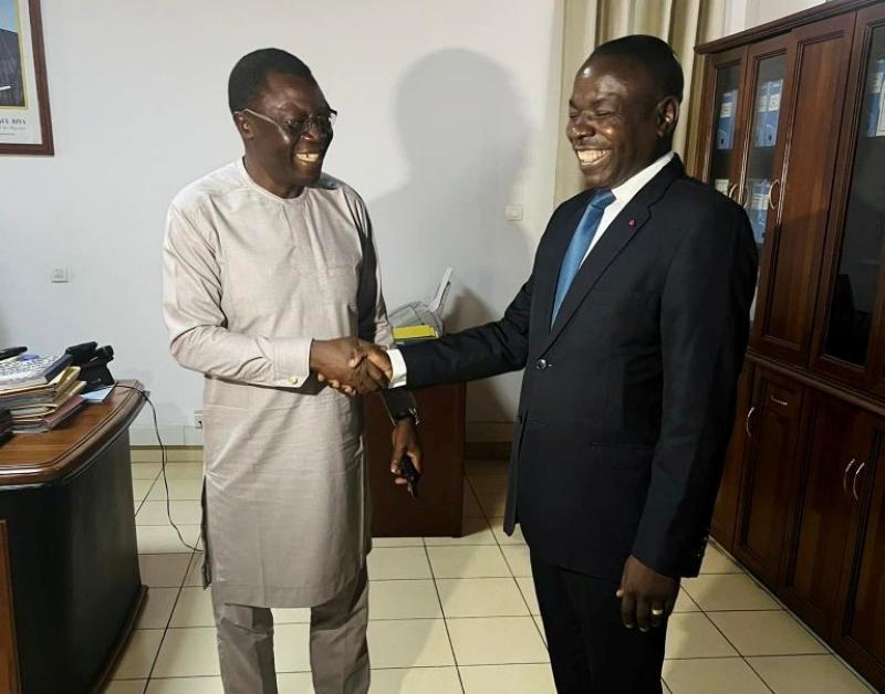 Médias: Jean-Pierre Amougou Belinga et Joe Chebonkeng se sont rencontrés au siège du Conseil National de la Communication (CNC) Médias: Jean-Pierre Amougou Belinga et Joe Chebonkeng se sont rencontrés au siège du Conseil National de la Communication (CNC)