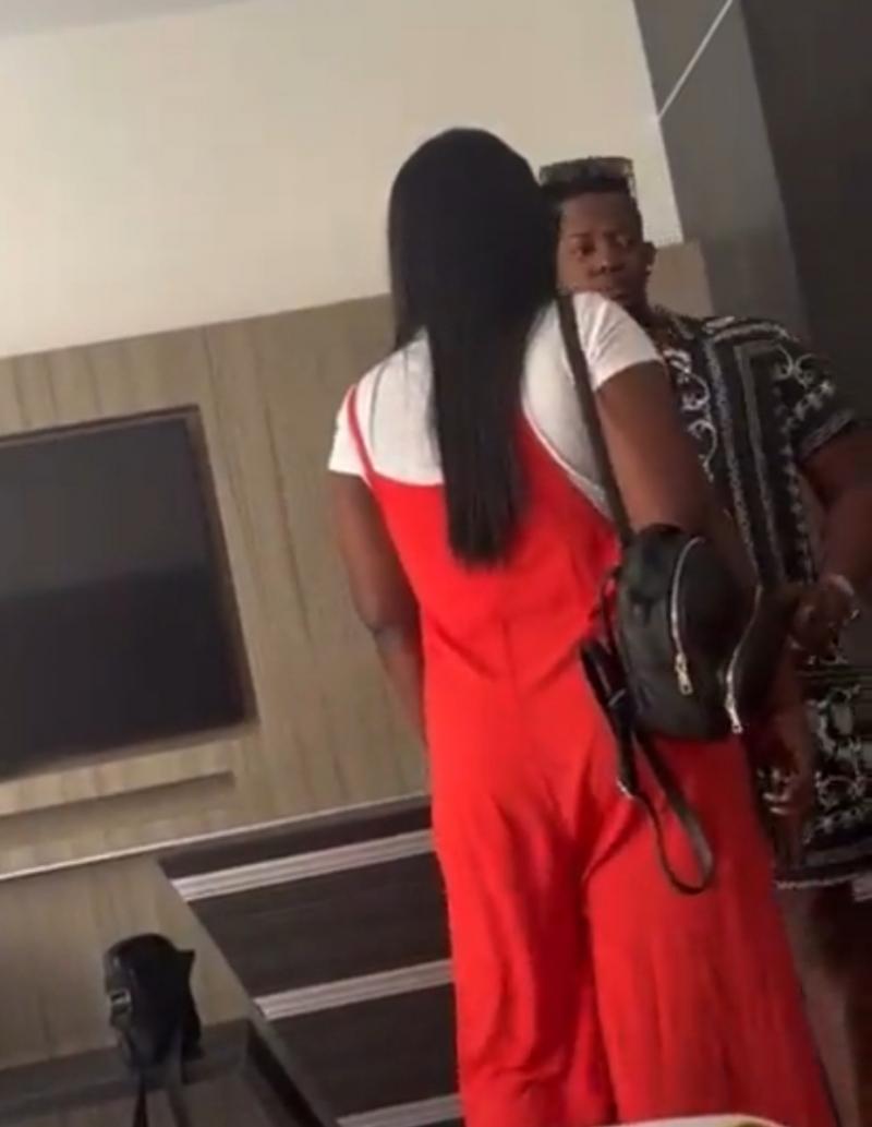 Cameroun: Scène de ménage violente entre le rappeur Tenor et sa fiancée ivoirienne Eunice Zunon (vidéo) Cameroun: Scène de ménage violente entre le rappeur Tenor et sa fiancée ivoirienne Eunice Zunon (vidéo)