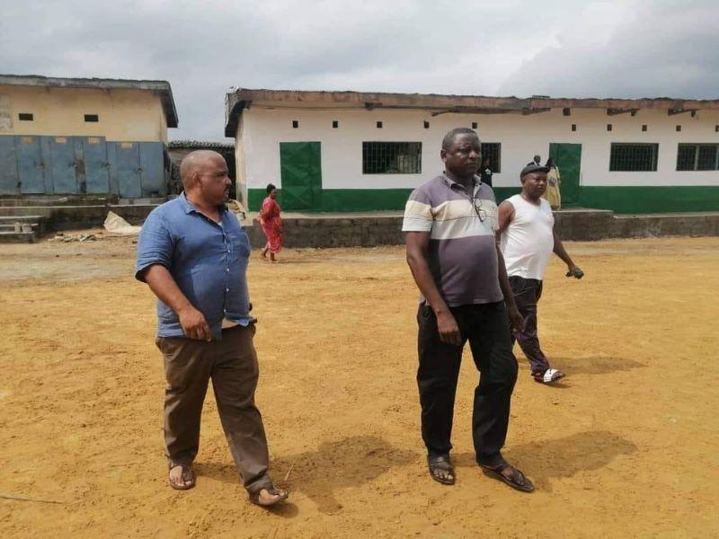 Charité: Le député Joshua Osih repeint les salles de classe de l’Ecole publique de New Deido de Douala aux couleurs du SDF Charité: Le député Joshua Osih repeint les salles de classe de l’Ecole publique de New Deido de Douala aux couleurs du SDF