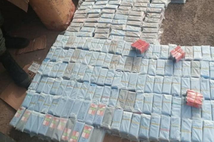 Contrebande : la douane camerounaise saisit plus de 1 600 téléphones importés à la place des dattes et de la kola Contrebande : la douane camerounaise saisit plus de 1 600 téléphones importés à la place des dattes et de la kola