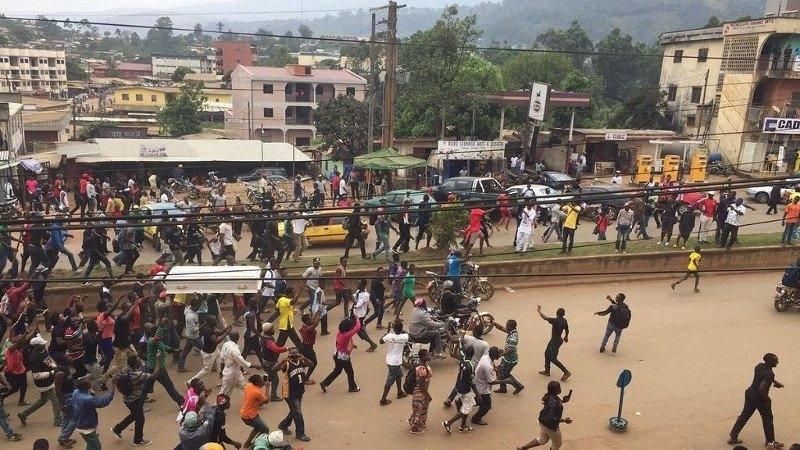 Yaoundé 5: Des fournitures scolaires à 250 familles déplacées internes du Nord-Ouest et du Sud-Ouest Yaoundé 5: Des fournitures scolaires à 250 familles déplacées internes du Nord-Ouest et du Sud-Ouest