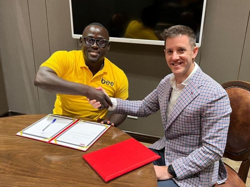 Football: L’équipementier One All Sports scelle son partenariat avec Bee Group en Thaïlande, le contrat avec la FECAFOOT toujours pas signé Football: L’équipementier One All Sports scelle son partenariat avec Bee Group en Thaïlande, le contrat avec la FECAFOOT toujours pas signé