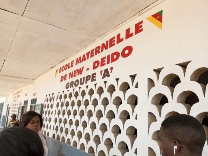 Charité: Après avoir remplacé les couleurs du SDF sur les salles de classe, Joshua Osih offre un nouvel éclat à l’Ecole publique de New-Deido (Littoral) Charité: Après avoir remplacé les couleurs du SDF sur les salles de classe, Joshua Osih offre un nouvel éclat à l’Ecole publique de New-Deido (Littoral)