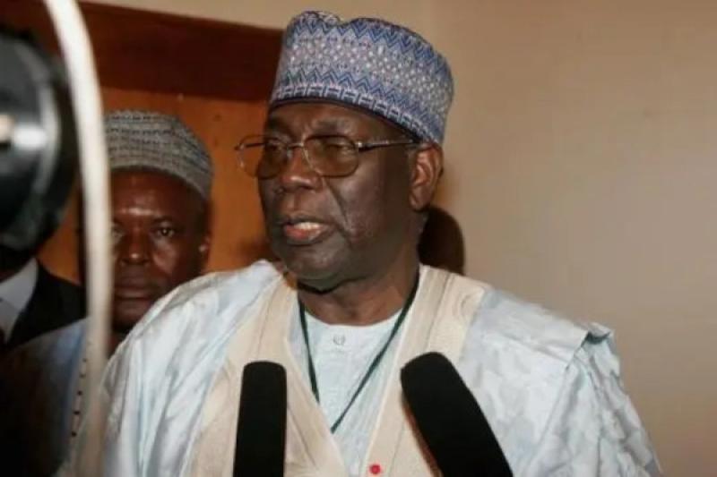 Cameroun : Amadou Ali privé des obsèques officielles, sera néanmoins décoré à titre posthume au nom de Paul Biya. Cameroun : Amadou Ali privé des obsèques officielles, sera néanmoins décoré à titre posthume au nom de Paul Biya.
