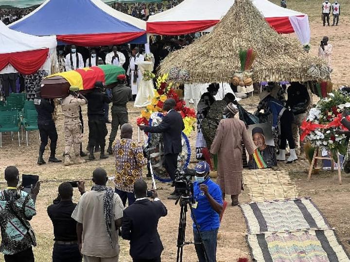 Nécrologie : émoi après la levée de corps de Dakole Daissala ; le représentant de Biya apaise les cœurs (photos) Nécrologie : émoi après la levée de corps de Dakole Daissala ; le représentant de Biya apaise les cœurs (photos)